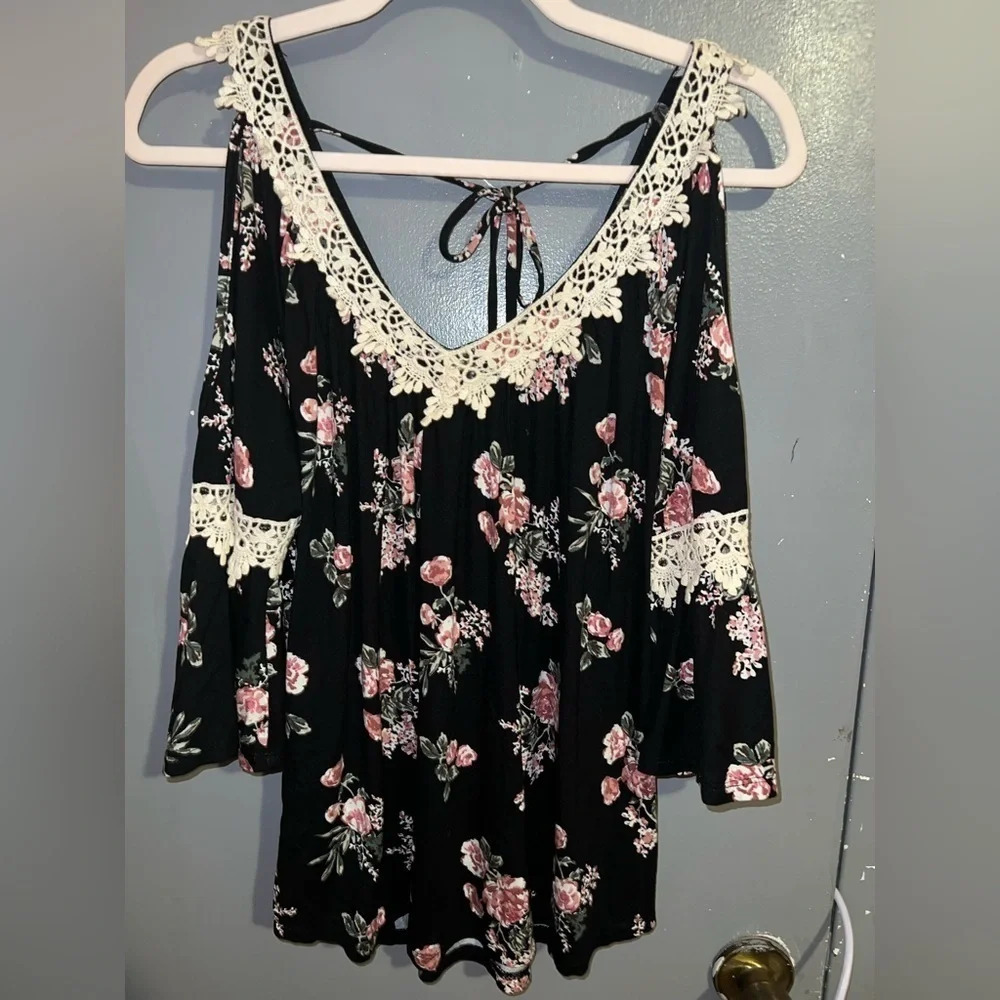 Always Indigo sz Large cold shoulder floral lace accent top with bell sleeves.